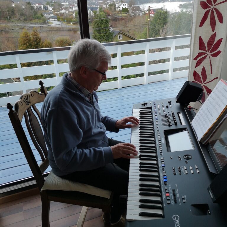 Her spiller morfar på keyboard